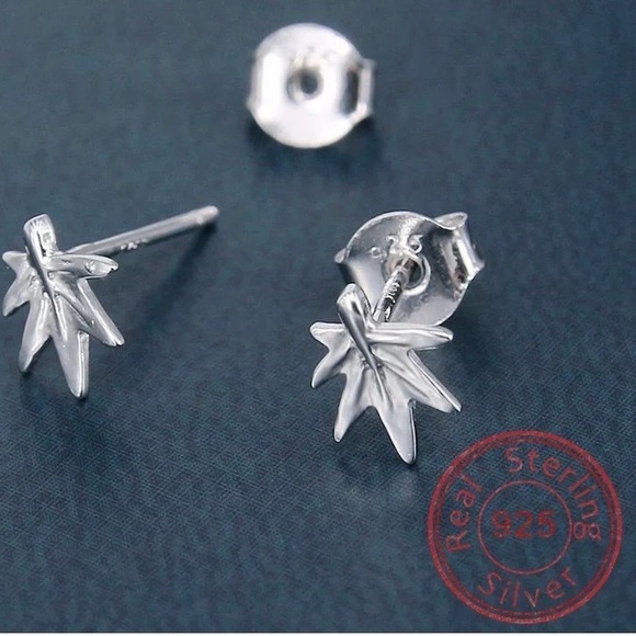 Single Accent Leaf 925 Sterling Silver Earring - Picture 4 of 6